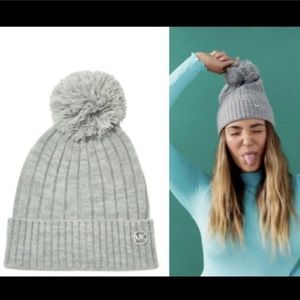 NEW MICHAEL KORS | Pom-Pom Ribbed Light Gray Knit Beanie Hat - OS